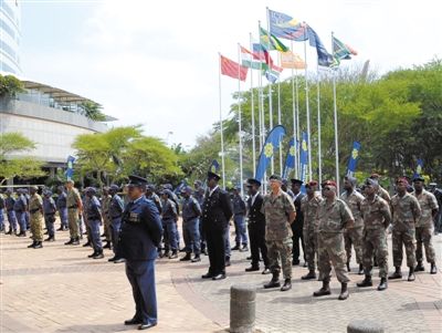 3月23日，南非警員參加德班峰會安保動員會。為確保峰會安全，南非政府從全國抽調(diào)3000名警察加強(qiáng)安保。 新華社發(fā)