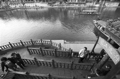 16日，湖南省長沙市，連日來，鳳凰景區(qū)游客稀少，商戶收入減少。