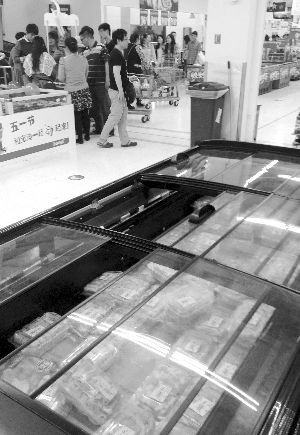 新街口某超市羊肉卷柜臺(tái)無(wú)人問(wèn)津。