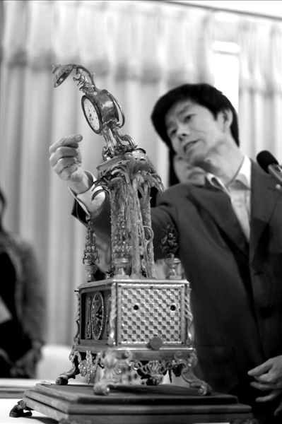 昨天，故宮文物修復(fù)專家向記者介紹“人打鐘”的損壞情況。圖/CFP