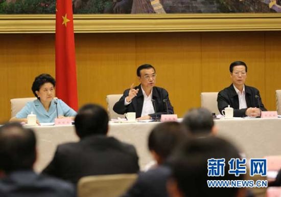 　5月13日，國(guó)務(wù)院召開(kāi)全國(guó)電視電話會(huì)議，動(dòng)員部署國(guó)務(wù)院機(jī)構(gòu)職能轉(zhuǎn)變工作。中共中央政治局常委、國(guó)務(wù)院總理李克強(qiáng)發(fā)表講話。 新華社記者劉衛(wèi)兵 攝