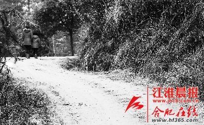 2月21日，媽媽帶著小雪離開了村子。 晨報記者 高博 攝