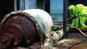 5月19日，中鹽湖南株洲化工集團(tuán)有限公司廠(chǎng)區(qū)，消防戰(zhàn)士穿著重型防化服對(duì)泄漏點(diǎn)及周?chē)M(jìn)行處置。圖/讀者高先生