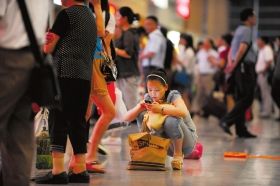 5月26日，武廣高鐵長沙南站，因為高鐵設(shè)備故障，滯留了大量旅客。圖/記者李坤