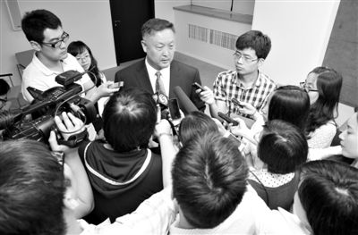 6月5日，商務(wù)部新聞辦公室召開“中歐光伏產(chǎn)品貿(mào)易摩擦”專題發(fā)布會。發(fā)布會結(jié)束后，中國機電產(chǎn)品進出口商會會長張鈺晶接受記者采訪。新京報記者