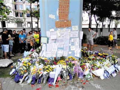 　昨日，廈門市民在BRT的橋墩下放上鮮花悼念逝者。新京報(bào)記者 郭鐵流 攝