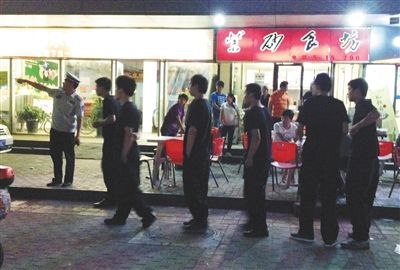 6月13日晚10點(diǎn)，朝陽(yáng)區(qū)國(guó)美第一城附近，一名城管隊(duì)員帶領(lǐng)一隊(duì)協(xié)管例行巡查街邊大排檔。新京報(bào)記者 尹亞飛 攝