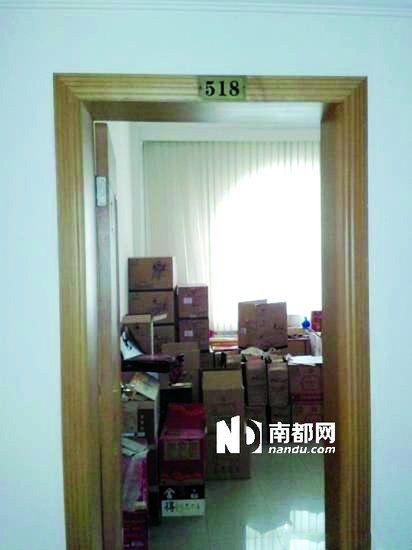　江蘇靖江市工商局餐廳倉庫里被爆堆滿了高檔酒。