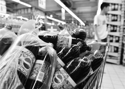 昨日，浙江省杭州市，在一家超市里拍攝到的百事可樂。近日，百事可樂再次遭遇“致癌風(fēng)波”。圖/CFP