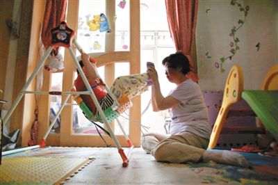 6月14日，未婚媽媽于軍的家里，她正在陪女兒悅悅玩耍。悅悅4歲了，因?yàn)闆](méi)有爸爸的信息而始終上不了戶口。