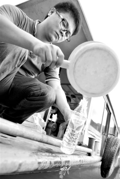 昨日，合面獅段水域，工作人員在取水檢測(cè)。據(jù)新華社