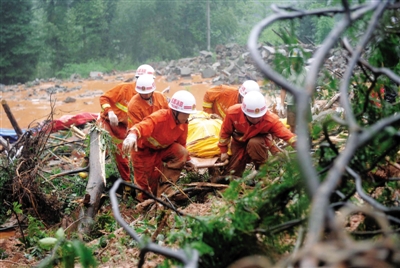 昨日，消防隊(duì)員在四川省都江堰市中興鎮(zhèn)三溪村滑坡現(xiàn)場(chǎng)運(yùn)送遇難者遺體。新華社記者 薛玉斌 攝