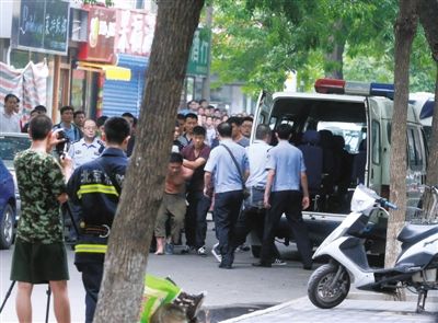 女童安全獲救后，嫌疑人被制服并由民警押出餐館。新華社發(fā)