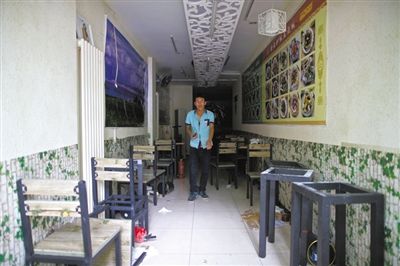 發(fā)生女童劫持事件的面館，事后現(xiàn)場一片狼藉。新京報記者 周崗峰 攝