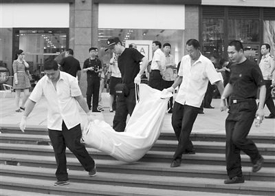 昨日,朝陽區(qū)青年路大悅城東側(cè),一男子持刀行兇致兩人死亡。經(jīng)初步審查,嫌疑人自稱孝某(男,27歲,山東省沂水縣人),有精神病。目前,北京警方正聯(lián)系兩名受害人的親友。新華社發(fā)