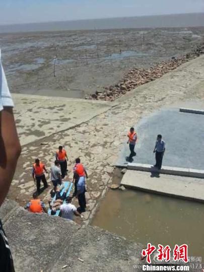 圖為網(wǎng)友@龍眼看新聞提供的溺水事故救援現(xiàn)場(chǎng)。 網(wǎng)友@龍眼看新聞 攝