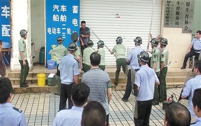 昨日，警方趕到現(xiàn)場制服嫌疑人何某。