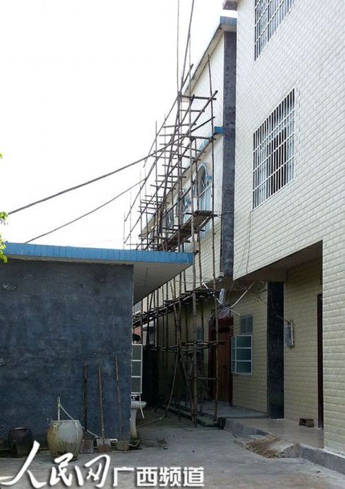 何某某的家門緊鎖，23日晚家人連夜搬家，現(xiàn)在去向不明