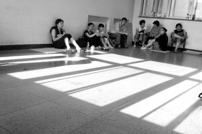 女童的家屬在醫(yī)院走廊中等待。京華時(shí)報(bào)記者趙思衡攝