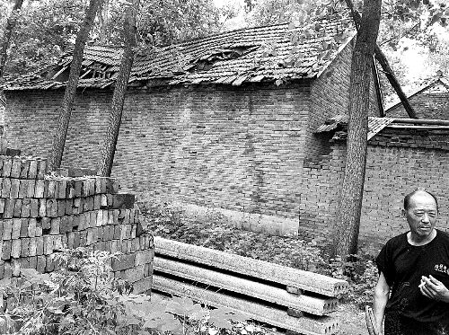 嫌疑人父母時(shí)常外出反映問題，家里的房子已破爛不堪。