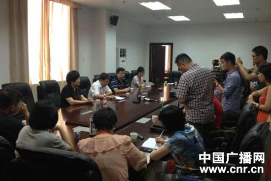 試卷原件展示前向媒體說明情況，并要求媒體不能拍照或攝像