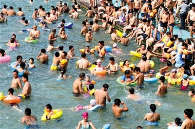 昨日，濟(jì)南市最高氣溫超過37℃，位于市區(qū)黑虎泉畔的泉水浴場免費(fèi)開放。