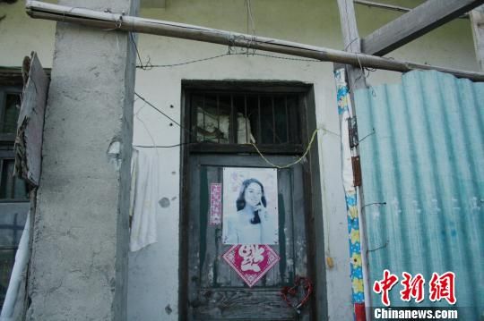 圖為嫌犯租住的民房，當天受害人即攀在門上的窗口對外呼救。 吳佳蔚 攝