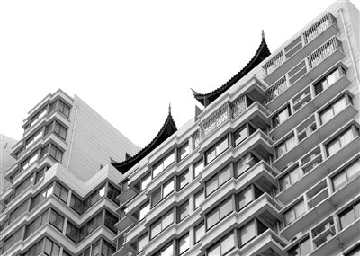 從三香大廈樓下能看見“空中園林”的亭檐一角。