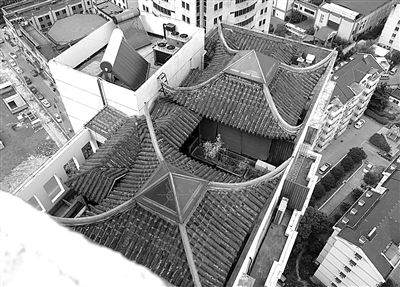 前日，從三香大廈另一單元樓頂俯拍“空中園林”。