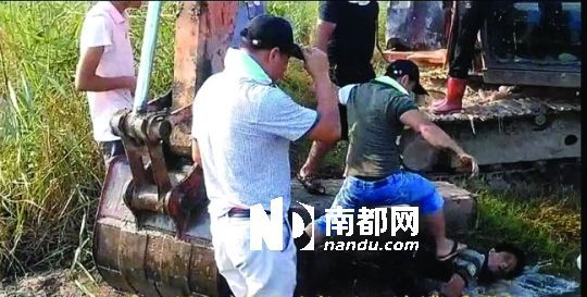 另一名男子被推入水塘。