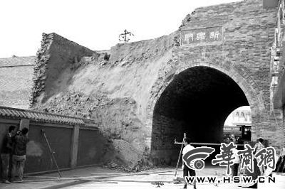 昨日上午9時(shí)左右，工人在倒塌處重新裝上護(hù)欄。實(shí)習(xí)記者 楊虎元 攝