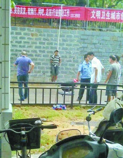 小偷被五花大綁捆在小區(qū)門前的墻壁上示眾。 網(wǎng)友羅先生 攝