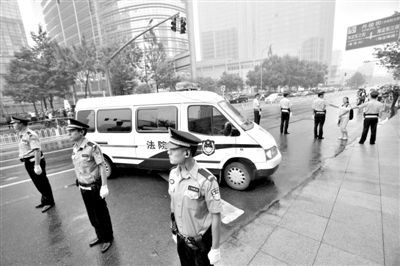 　　昨日早上,押解李某某的車隊開進法院。當日,李某某等5人涉嫌強奸案在海淀法院不公開審理。本版攝影/新京報記者 王貴彬