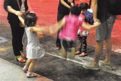 2012年8月1日晚，北京兒童醫(yī)院，三個來自廊坊的小女孩在玩耍，她們都被幼兒園老板性侵害。本版攝影/新京報記者 尹亞飛