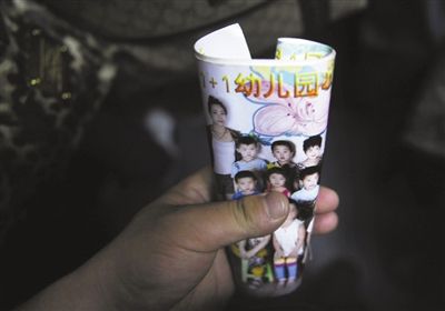 2012年8月1日，事發(fā)幼兒園一受害女童展示班級合影。