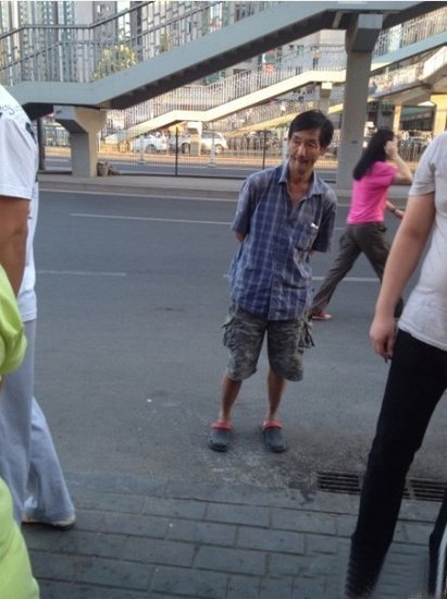 搶嬰男子站在一旁。