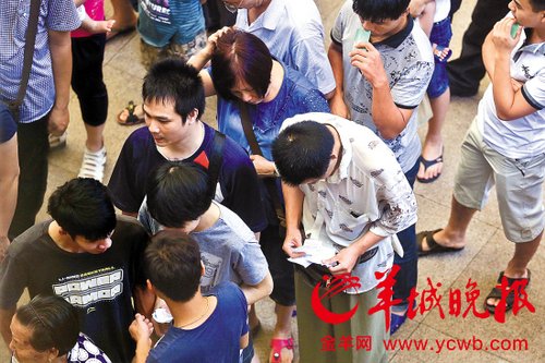 挎腰包的“黃?！狈职l(fā)一輪“任務(wù)”后，自己也開(kāi)始整理“炒號(hào)”簽條