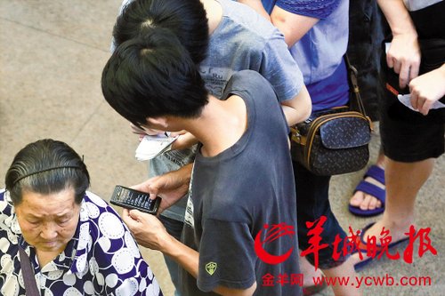 排隊(duì)的“黃?！备魇謭?zhí)一疊白紙，上面寫(xiě)好了要掛號(hào)的人的信息，包括姓名、電話、要掛的科室等。穿黑白花紋衣服的老婆婆正在排隊(duì)掛號(hào)