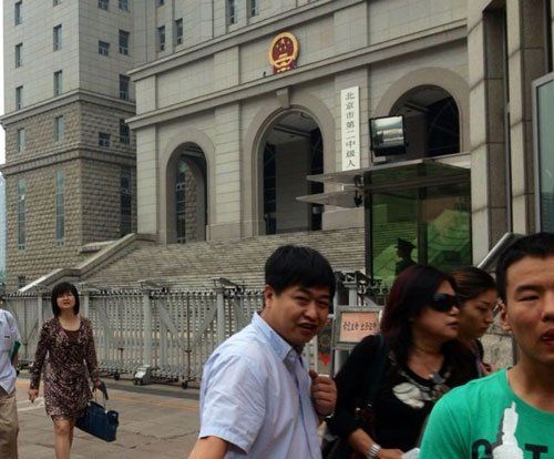 上午10：35分左右，蘇順虎律師和其家屬從法院西大門出來。