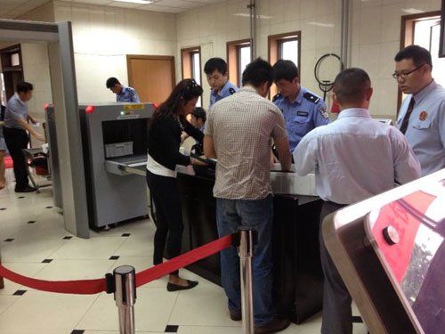 上午蘇順虎律師和其家屬安檢進入法院。