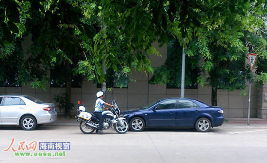 交警開(kāi)具罰單