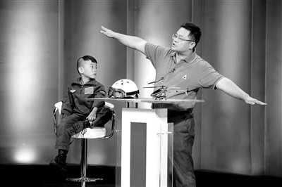 9月6日，“鷹爸”和多多在北京科影制片廠錄制一檔節(jié)目。