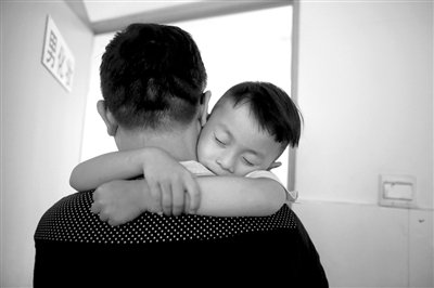 9月6日，“鷹爸”抱著多多去化妝間，準(zhǔn)備錄制節(jié)目。