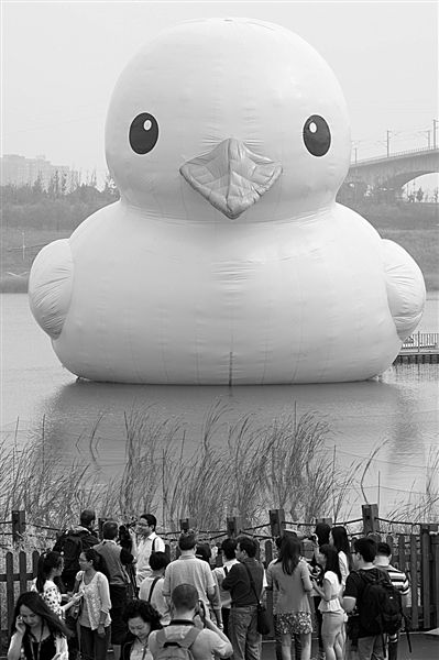 前日，大黃鴨首秀時，皮膚發(fā)皺、嘴巴尖尖朝下嘟，顯得頗為“委屈”。