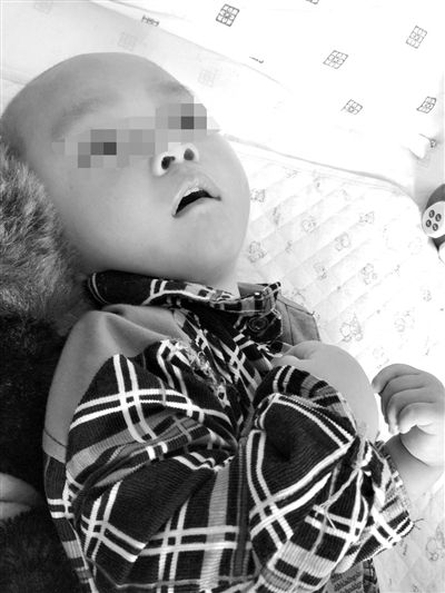 9月10日，陳揚(yáng)躺在醫(yī)院的病床上，他的眼睛仍然沒有聚焦感。新京報(bào)記者 朱柳笛 攝