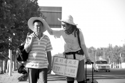 徒步旅途的第77天，雷闖與父親一起前行。雷闖供圖