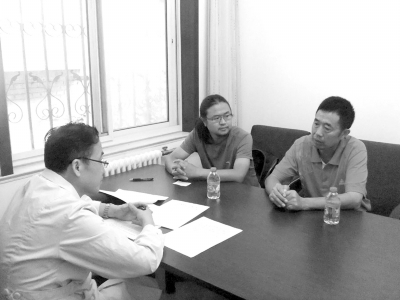 9月13日下午，雷闖(中)與父親在國(guó)家衛(wèi)計(jì)委遞交建議信，與衛(wèi)計(jì)委工作人員交流?！±钻J供圖