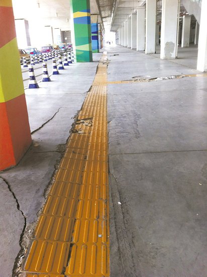 在溫嶺火車(chē)站架空層，由于沉降產(chǎn)生的裂縫到處可見(jiàn)。