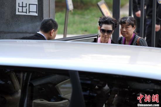 圖為宣判結(jié)束后夢鴿面無表情走出海淀法院，乘車離開。