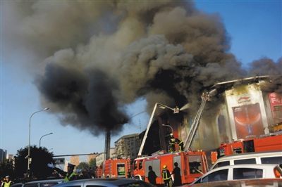 11日，蘋果園喜隆多商場，火災(zāi)現(xiàn)場濃煙滾滾。新華社發(fā)